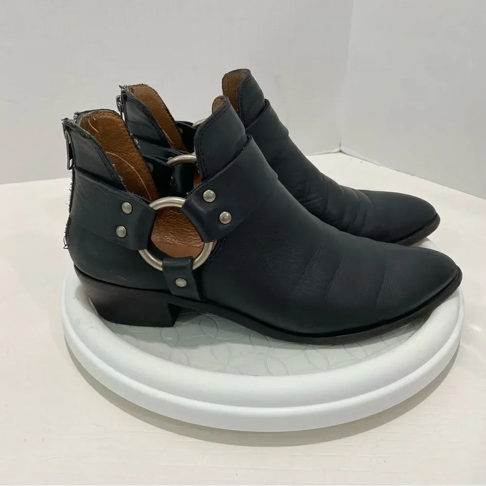 Frye Ray Harness Back Zip Black Size 7.5 Stacked Block Heel Metal Ring Detail